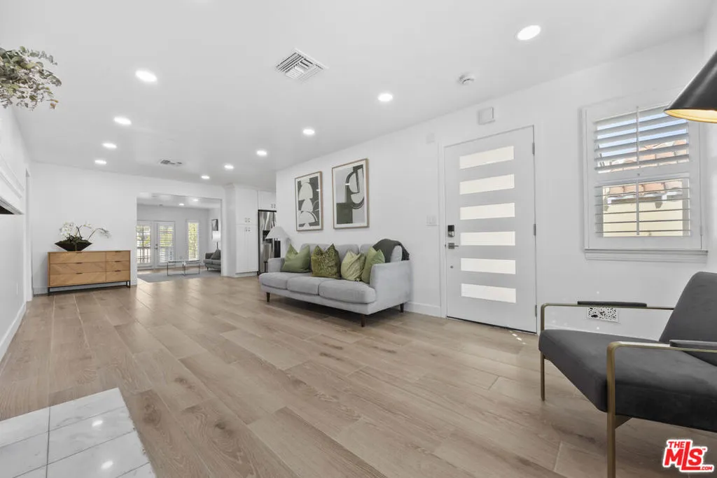 4243 W 58th Place, Los Angeles, California 90043 home-pic-12